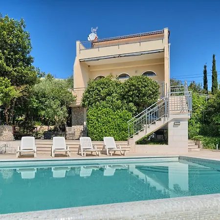 Provencal - Beachfront With Infinity Pool Vila *