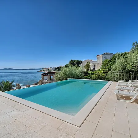 Provencal - Beachfront With Infinity Pool Vila