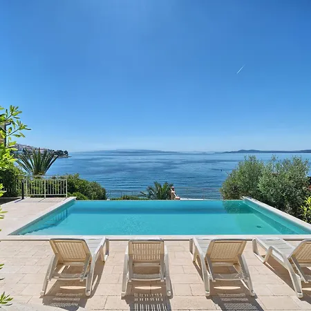 Provencal - Beachfront With Infinity Pool Willa