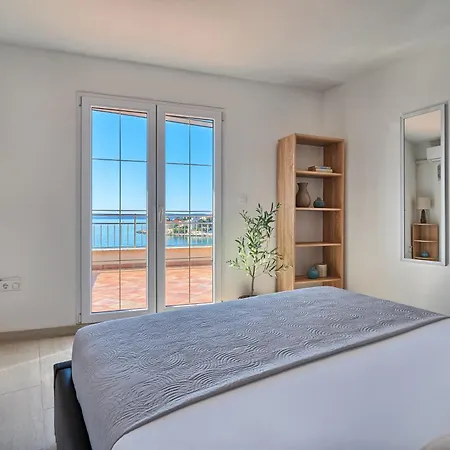 Provencal - Beachfront With Infinity Pool Vila *