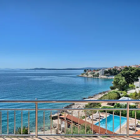 Provencal - Beachfront With Infinity Pool Vila
