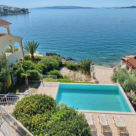 Provencal - Beachfront With Infinity Pool * Trogir