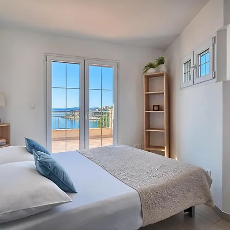 Willa Provencal - Beachfront With Infinity Pool Trogir